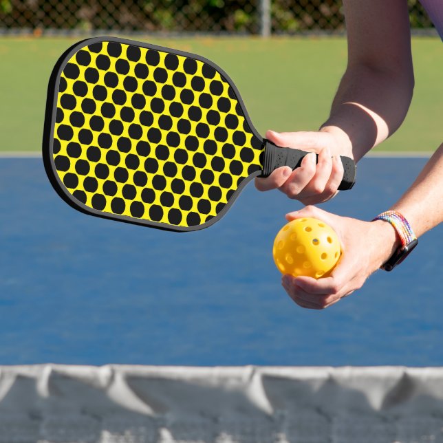Helles Gelb mit schwarzem Punkt-Design Pickleball Schläger (InSitu)