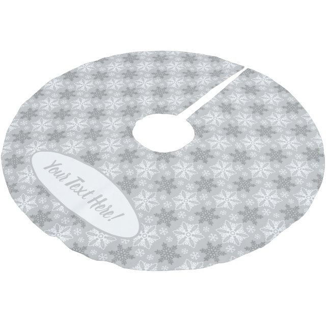 Helles, graues und winterweißes Schneeflockenmuste Polyester Weihnachtsbaumdecke (Schrägansicht)