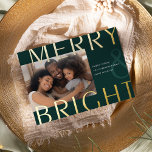 Helles Overlay | Modernes Foto Gold Folien Feiertagskarte<br><div class="desc">Eine moderne und farbenfrohe Urlaubskarte mit einem waagerechten oder landschaftsorientierten Foto mit "Merry & Bright" überlagert in überdimensionalen Goldfolien-Schriften. Personalisieren Sie mit Ihrem individuellen Urlaubsgruß,  Familiennamen und dem Jahr. Eine schicke und moderne minimalistische Wahl für Ihre Weihnachtsgrüße.</div>