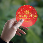 Helles Red Gold Frohe Weihnachten Glück Neues Jahr Runder Aufkleber<br><div class="desc">Helle Red Gold Frohe Weihnachten Happy New Year Classic Round Sticker . Diese niedlichen kleinen Aufkleber haben " MERRY CHRISTMAS AND HAPPY NEW YEAR " geschrieben in einem GOLD auf rotem Hintergrund . Diese schönen Aufkleber sind Teil der Kollektion "CHRISTMAS HOLIDAY CARDS & MAILING ACCESSORIES" . https://www.zazzle.com/collections/christmas_holiday_cards_mailing_accessories-119917927025285561 Für weitere Anpassungen...</div>