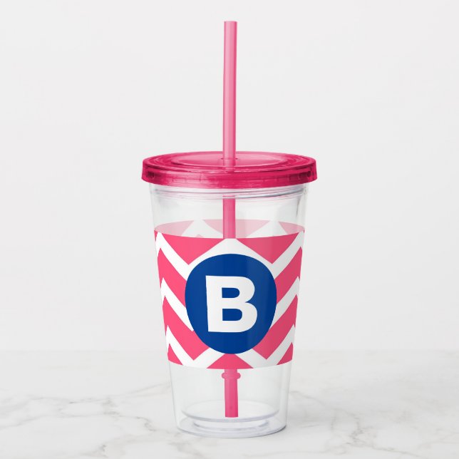 Helles Rosa und Weiß Chevron-Muster Monogramm Acryltrinkbecher (Vorderseite)