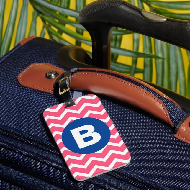 Helles Rosa und Weiß Chevron-Muster Monogramm Gepäckanhänger (Vorderseite Insitu 1)