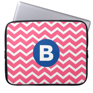 Helles Rosa und Weiß Chevron-Muster Monogramm Laptopschutzhülle
