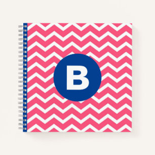 Helles Rosa und Weiß Chevron-Muster Monogramm Notizbuch