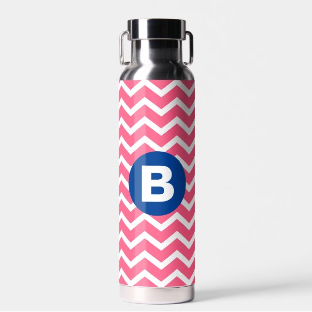 Helles Rosa und Weiß Chevron-Muster Monogramm Trinkflasche (Vorne)