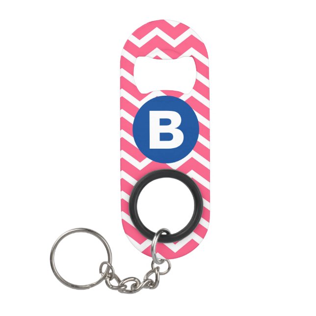 Helles Rosa und Weißes Chevron-Muster-Monogramm Mini Flaschenöffner (Vorderseite)