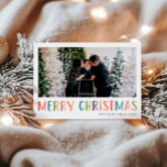 Helles und farbenfrohes WeihnachtsfamilienFoto Feiertagskarte<br><div class="desc">Dieses einfache und lustige, horizontale Foto der Familie Die Frohe Weihnachtskarte bietet Ihnen einen Ort, um Ihre Namen und das Jahr hinzuzufügen, mit "Frohe Weihnachten" in bunten, leuchtenden Typografie, sowie Raum für Sie, um Ihr eigenes Foto (ein Foto) hinzuzufügen. Auf der Rückseite ist Platz für eine individuelle Nachricht mit einem...</div>