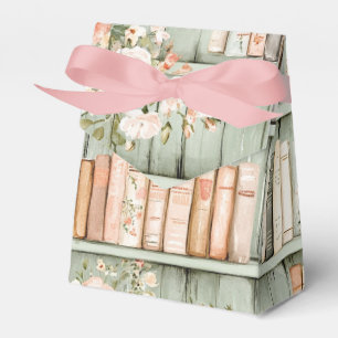 Hellfarbenes Buch mit Blumen auf dem Bücherregal Geschenkschachtel
