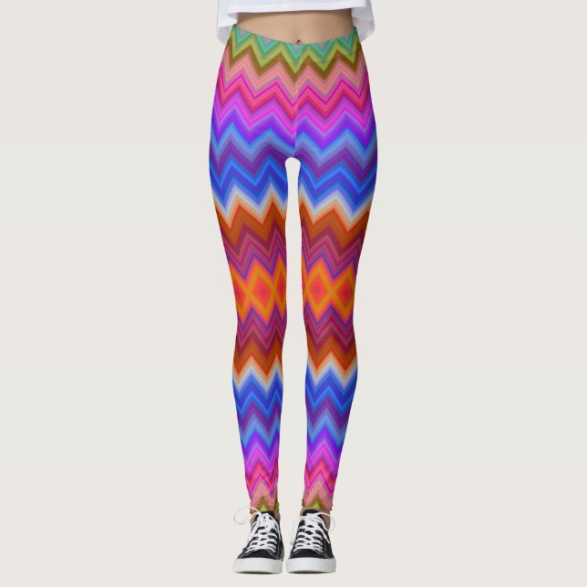 Hellfarbige Leggings mit einem auffälligen Zickzac (Vorderseite)