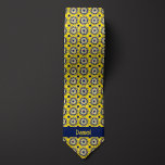 Hellgelb und Abstrakte blaue Blume Krawatte<br><div class="desc">Fügen Sie Ihrem Hochzeitsoutfit eine zeitgemäße Drehung mit unserer modernen, hellgelben und navy blauen Abstrakten Blume Neck Tie hinzu. Das kühn abstrakte Design in Gelb und Marineblau wird Sie sicher auffallen lassen. Personalisieren Sie das Design mit Namen oder Initialen. Vervollständigen Sie den Look mit unseren passenden Socken für einen koordinierten...</div>