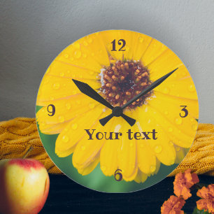 Hellgelbe Blume nach Regen anpassbar Runde Wanduhr