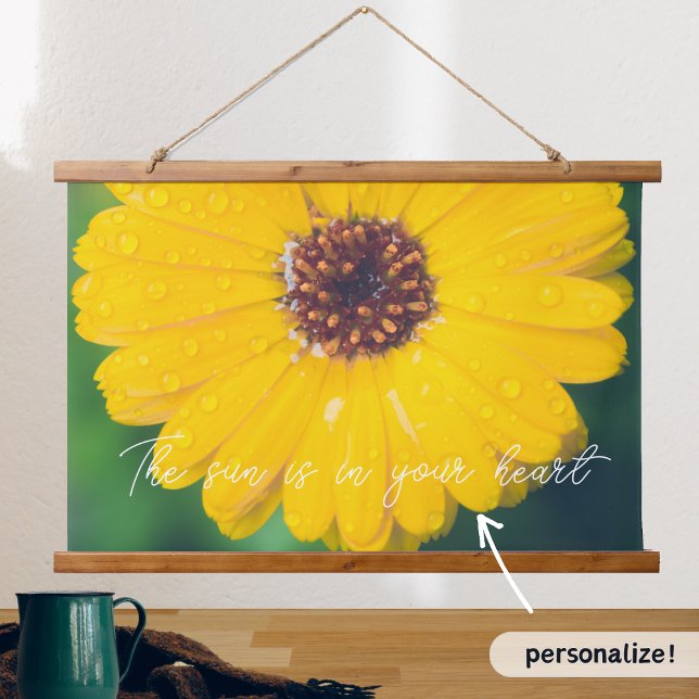 Hellgelbe Blume nach Regen Wandteppich Mit Holzrahmen (Von Creator hochgeladen)