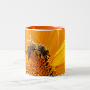 Hellgelbe Blume und Honigbiene Zweifarbige Tasse