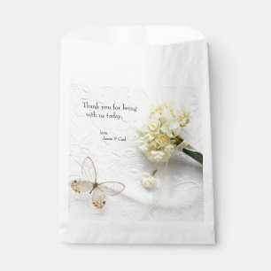 Hellgelbe Blumen mit Schmetterling Geschenktütchen