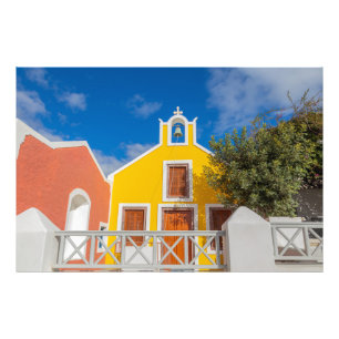 Hellgelbe Kirche und blauer Himmel Fotodruck
