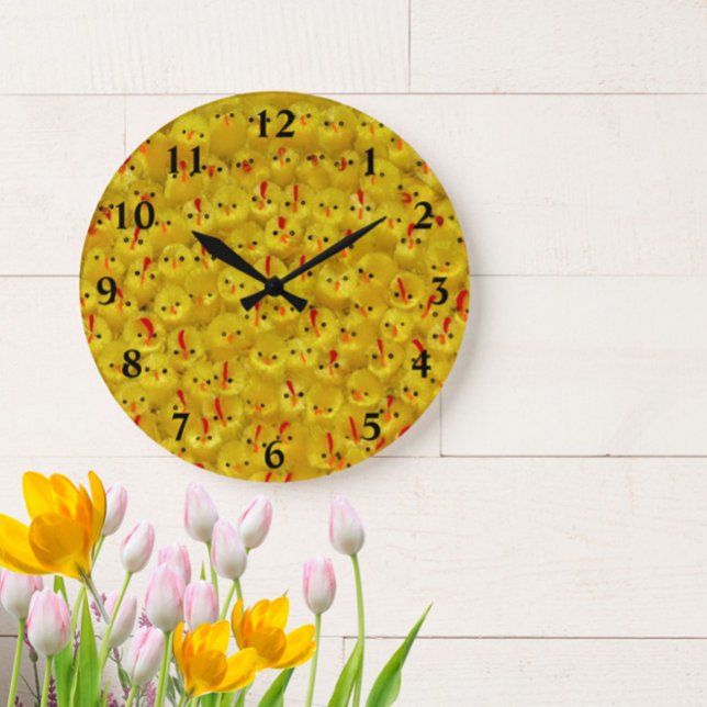 Hellgelbe Osterstäbchen Moderne Muster Spaß Große Wanduhr (This fun, yellow chick pattern clock is a ray of sunshine for your walls! )