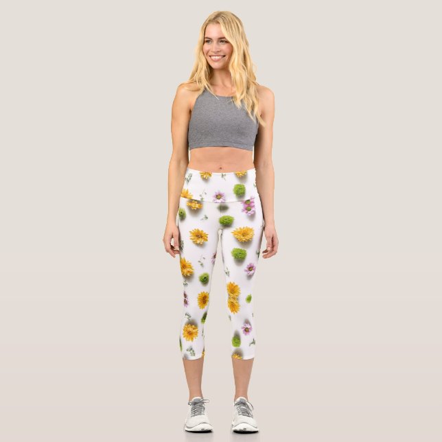 Hellgelbe und rosa Zinnie auf weißem Hintergrund Capri Leggings (Vorderseite)