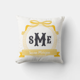 Hellgelbes griechisches Schlüsselband-Monogramm Kissen
