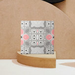Hellgrau und rosa faszinieren elegant Verziert Fliese<br><div class="desc">Schöne dekorative Fliesen mit rosa,  weiß und schwarz verzierten Ornamenten auf einem hellgrauen Hintergrund.</div>
