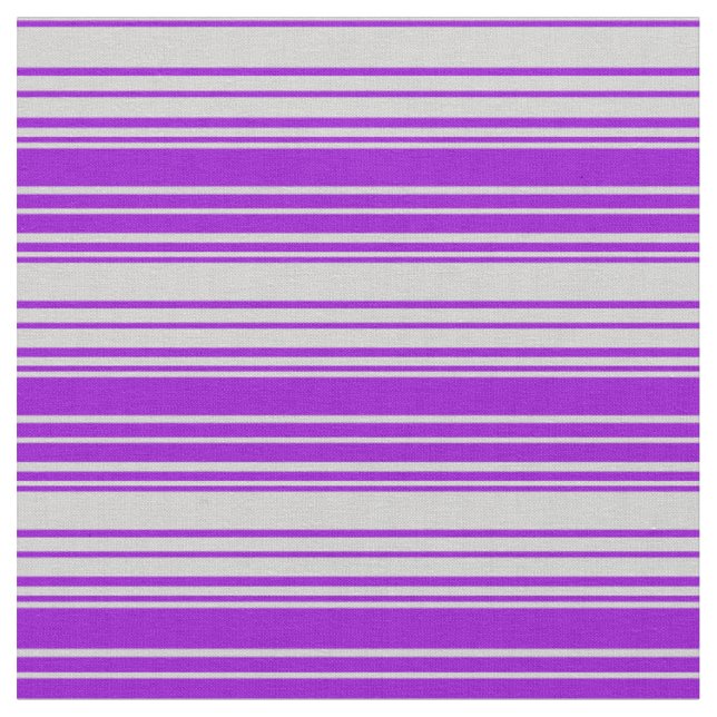Hellgraues und dunkles violettes Streifenmuster Stoff (Nahaufnahme)