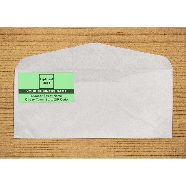Hellgrün mit markierter Markenbezeichnung Versand (Light green with highlighted brand name shipping label on envelope)