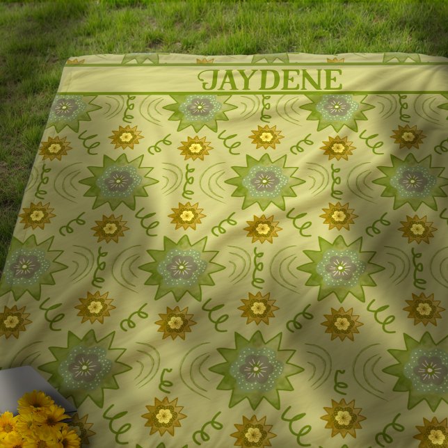 Hellgrüne geometrische Blumen Fleecedecke (The shades of green and gold are nature inspired and have a timeless yet modern feel.)