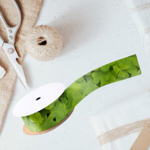 Hellgrüne Kleeblätter Satinband