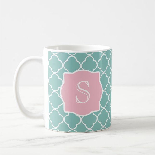 Hellgrünes Quatrefoil rosa Monogramm Kaffeetasse (Links)