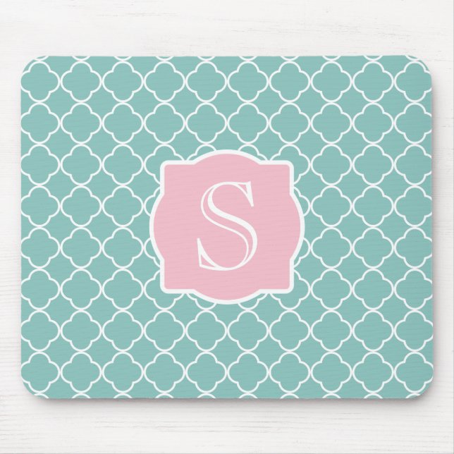 Hellgrünes Quatrefoil rosa Monogramm Mousepad (Vorne)
