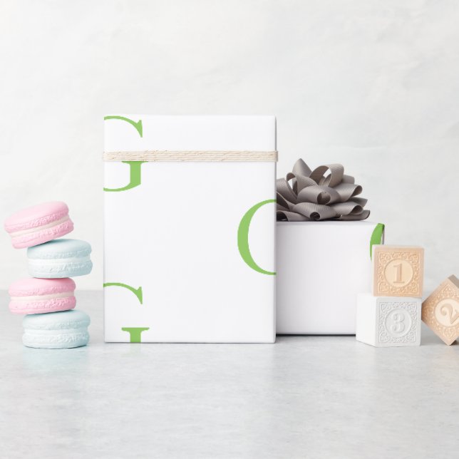 Hellgrünes und Weißes Monogramm  Geschenkpapier (Babyparty)