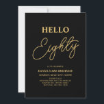 Hello Aighty | Gold & Black 80. Geburtstagsparty Einladung<br><div class="desc">Mit dieser stilvollen 80. Geburtstagseinladung laden wir Sie ein. Dieses Design verfügt über ein modernes Skript "Hello Aighty" in schwarz & gold Farbe Thema. Sie können den gesamten Text anpassen. Matching Party Artikel sind in meinem Shop BaraBomDesign erhältlich.</div>