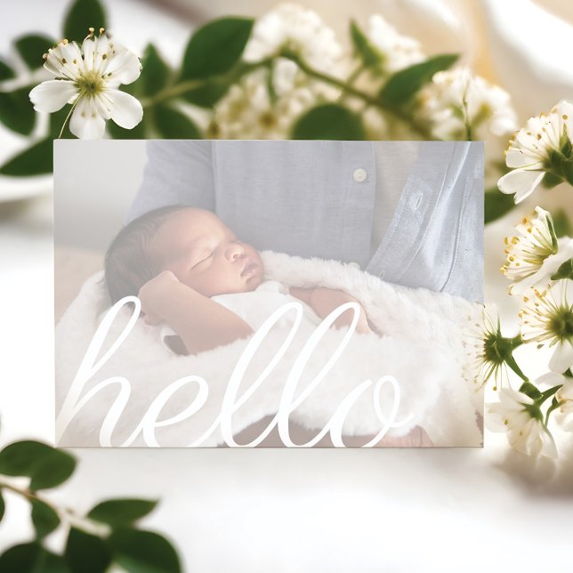 Hello Modern White Script Overlay Baby Foto Ankündigung (Hello Modern White Script Overlay Baby Photo Announcement)