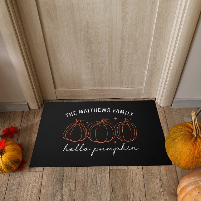 Hello Pumpkin Custom Familienname Autumn Fußmatte (A festive fall indoor or outdoor custom name doormat to welcome guests or trick-or-treaters!)