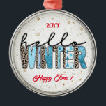 Hello Winter Customize Ornament Aus Metall<br><div class="desc">Hallo Winter Customize Metal Ornament - Customized Product - (Geben Sie BOKI412 in der Website-Suche (Browser) zu sehen, das Angebot aller meiner Kreationen. Danke. ) - Sehen Sie meine anderen Produkte und Sammlungen, wählen Sie ein Geschenk für Sie und Ihre lieben. Danke, dass du in meinem Laden gekauft hast! Komm...</div>