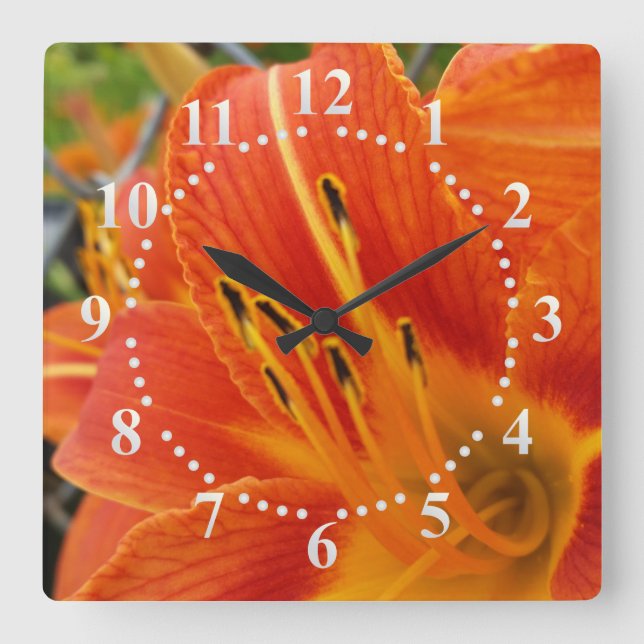hellorange quadratische wanduhr (Vorderseite)