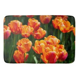 Hellorange Tulpen im Park Badematte
