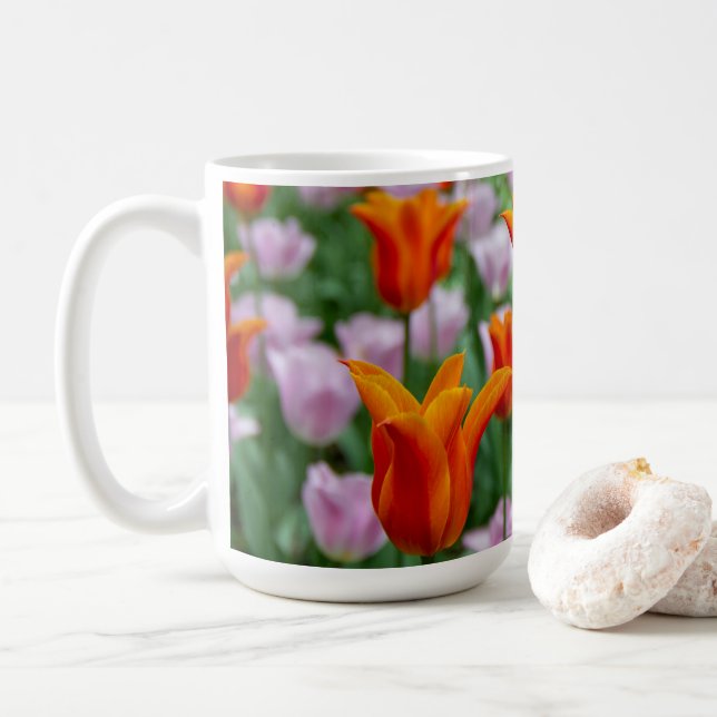 Hellorange Tulpen im Park Kaffeetasse (Mit Donut)