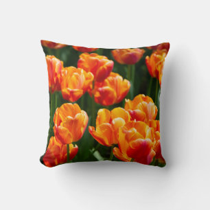 Hellorange Tulpen im Park Kissen