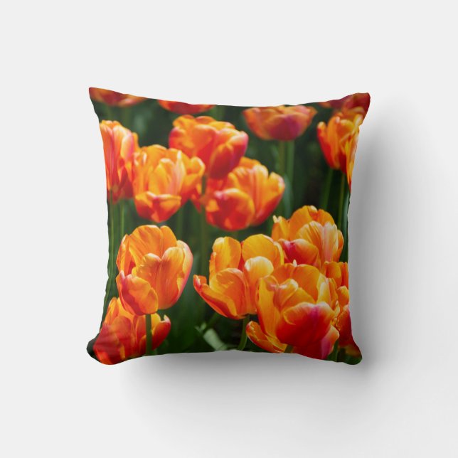 Hellorange Tulpen im Park Kissen (Vorderseite)