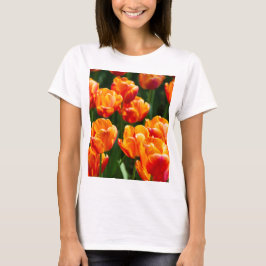 Hellorange Tulpen im Park T-Shirt