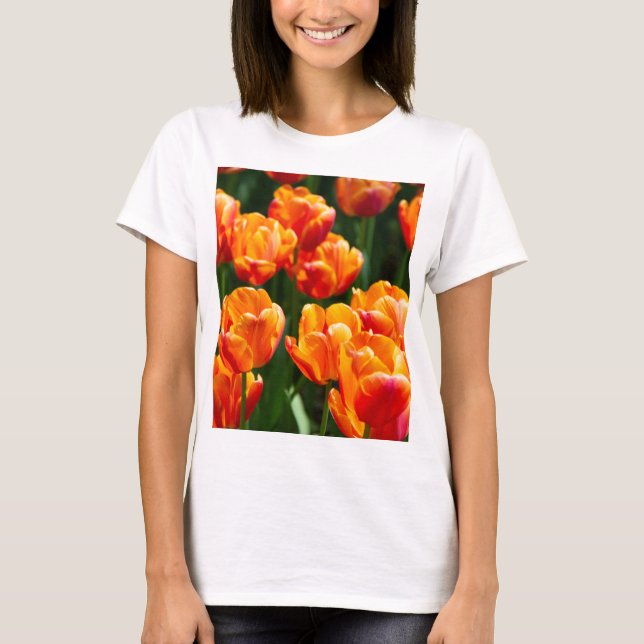 Hellorange Tulpen im Park T-Shirt (Vorderseite)