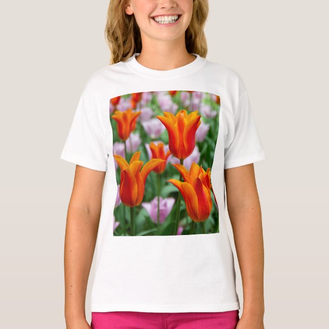 Hellorange Tulpen im Park T-Shirt (Vorderseite)
