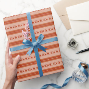 Hellorange und dunkelorange Herzen in Streifen Geschenkpapier