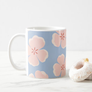 Hellrosa Blumen-Tasse mit blauem Hintergrund Kaffeetasse