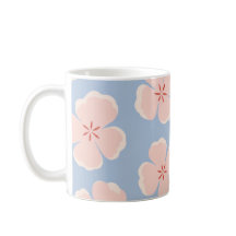Hellrosa Blumen-Tasse mit blauem Hintergrund