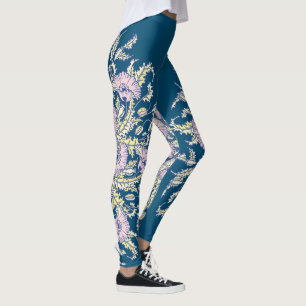 Hellrosa Pflaumen auf dunkelblau, botanisch, flora Leggings