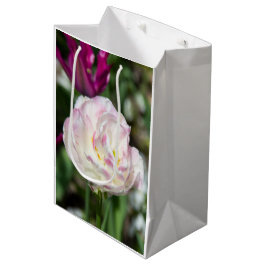 Hellrosa Tulpen an einem sonnigen Tag Mittlere Geschenktüte