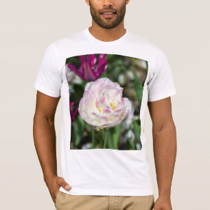 Hellrosa Tulpen an einem sonnigen Tag T-Shirt