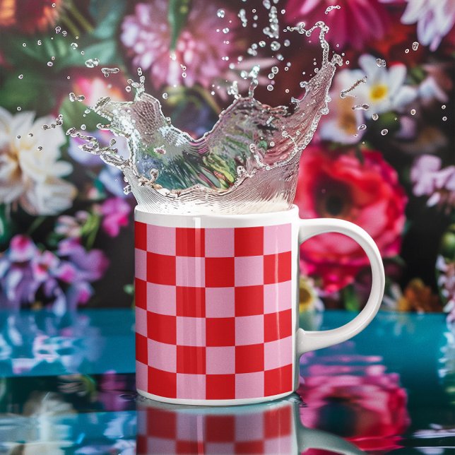 Hellrosa und hellrotes kariertes Muster Kaffeetasse (Light Pink and Bright Red Checkered Pattern Coffee Mug)