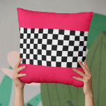 Hellrosa und Schachbrett Kissen<br><div class="desc">Klassisches Schwarz-Weiß-Schachbrettmuster mit einem hellen, rosa Farbton.</div>